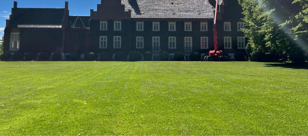 Græsplæne foran bygning